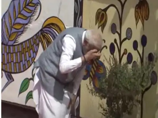 धरती आबा की मिट्टी को चूम पीएम मोदी ने भगवान बिरसा को अर्पित की श्रद्धांजलि, सीएम हेमंत भी रहे मौजूद