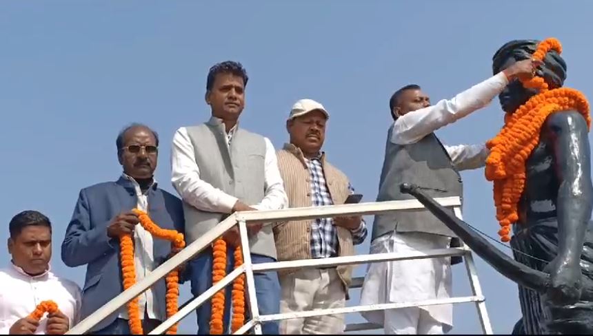 राज्य गठन के 23 साल बाद भी बुनियादी सुविधाओं से वंचित है झारखंड का ये गांव, जानिए क्या कहते हैं प्रशासनिक पदाधिकारी 