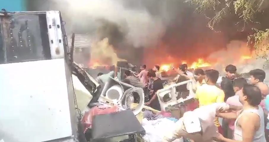 पटना में दो दिन में तीसरी आगलगी की घटना, पहले कॉस्मेटिक और मकान अब कबाड़ी की दुकान 