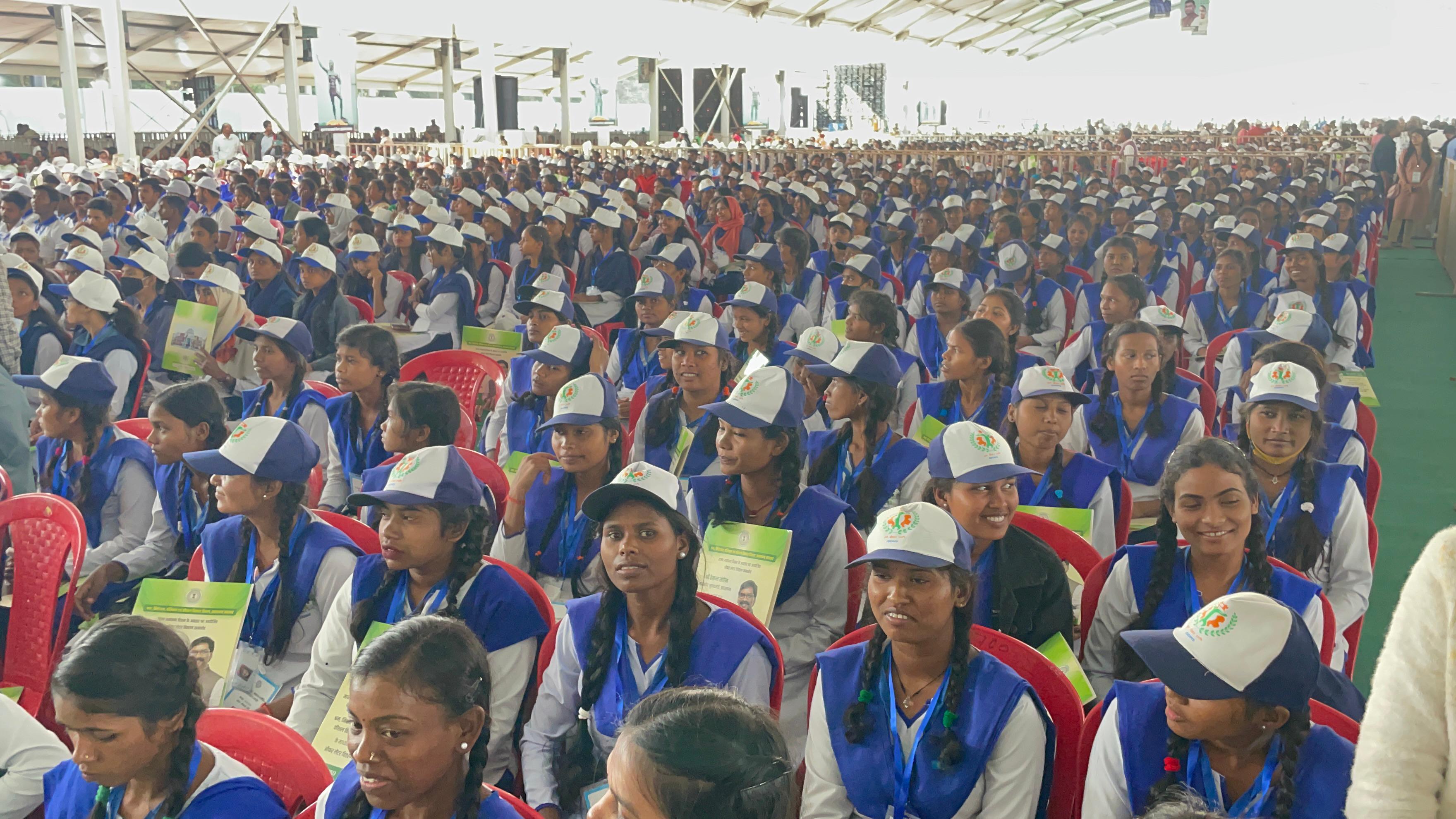 झारखंड स्थापना दिवस: CM ने 10 हजार छात्रों को दी सौगात! नियुक्ति पत्र लेकर उत्साहित हुए छात्र-छात्राएं