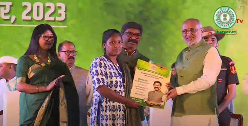 बिरसा मुंडा की मिट्टी को नमन कर दिल्ली लौंटे पीएम, इधर 18 हजार बेरोजगारों को सीएम हेमंत ने सौंपा नियुक्ति पत्र