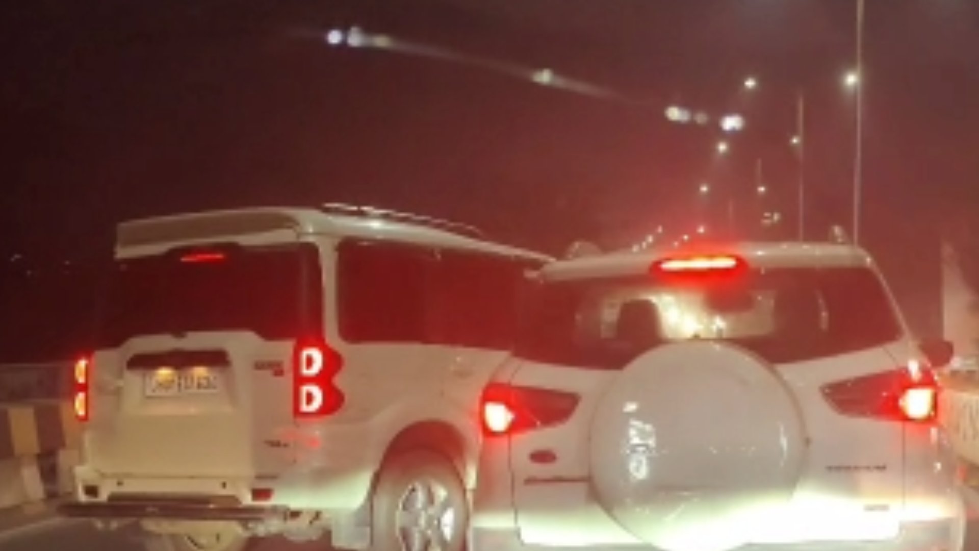 विधायक जी की गाड़ी है! बीच सड़क पर महिला की कार रोक कर बदतमीजी,पुलिस आधे घन्टे तक नदारद