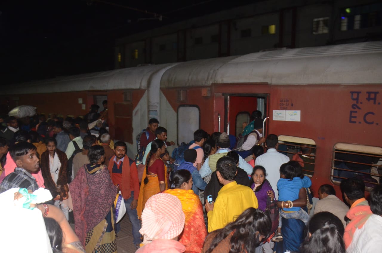 रेलमंत्री जी कभी तो आइये धनबाद, देश जाने की देखिये जद्दोजहद, ट्रेनें जा रही ठसाठस