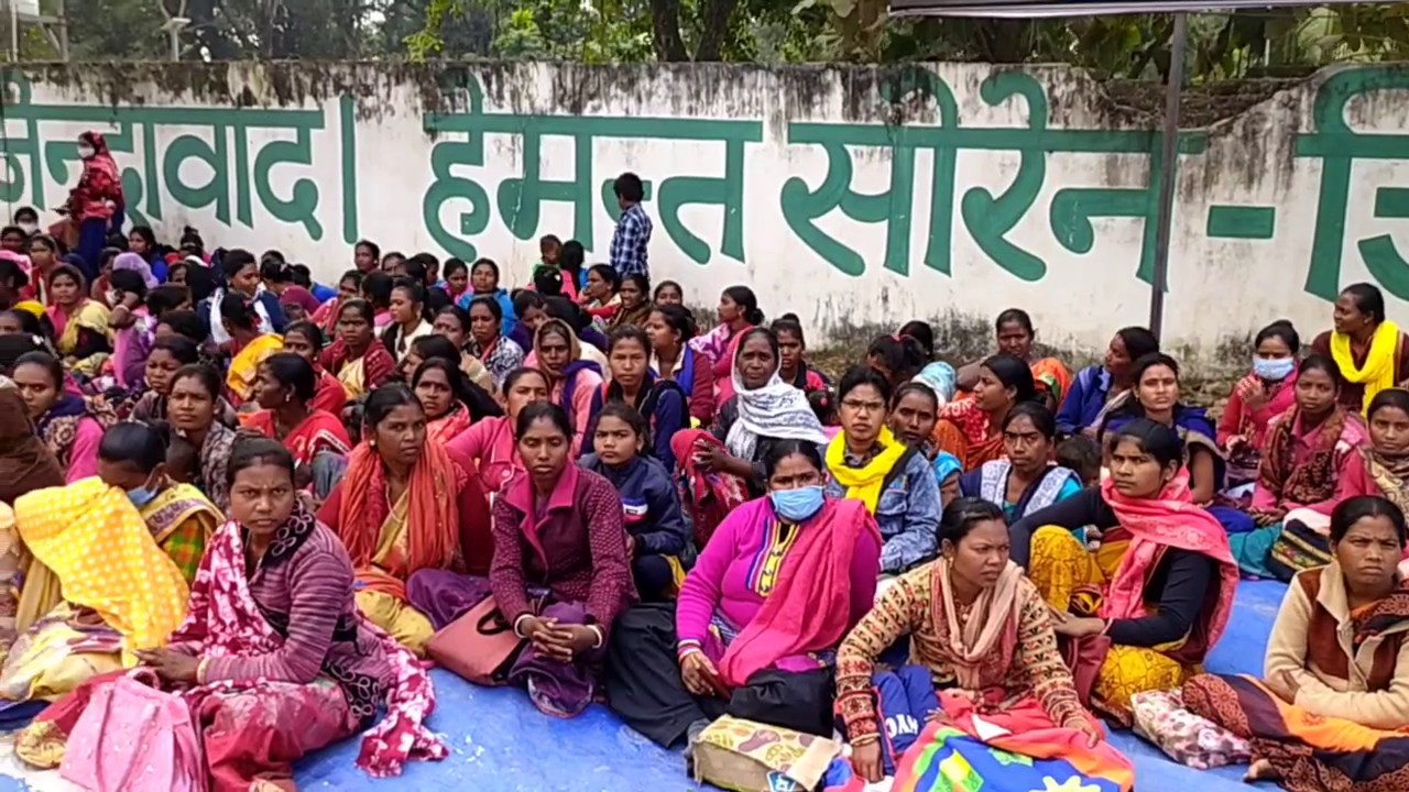 उपराजधानी में शिबू सोरेन के आवास के समक्ष पोषण सखियों का प्रदर्शन, वेतन नहीं मिला तो 15 दिन बाद विस का करेगी घेराव