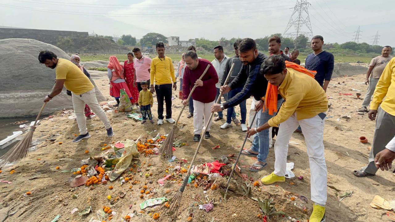 लोक आस्था के महापर्व छठ की तैयारी जोरों पर, ललित दास द्वारा चलाया गया सफाई अभियान