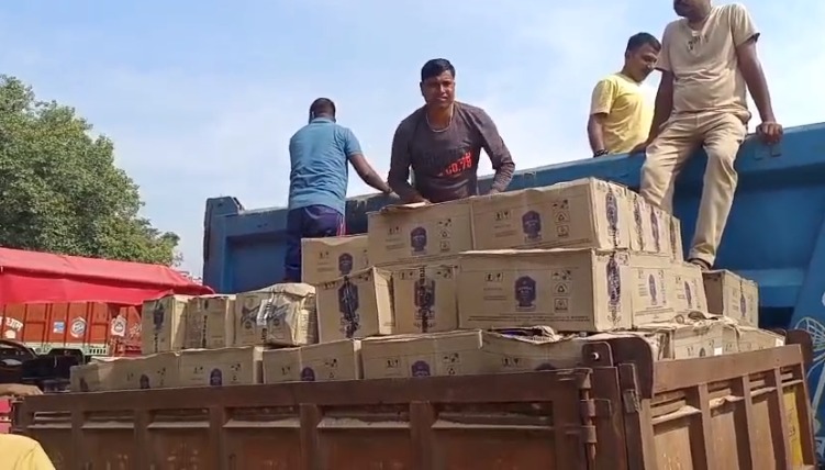 DEOGHAR : शराब माफिया का नया तरीका, अब पत्थर लदे हाइवा से कर रहे हैं शराब की तस्करी