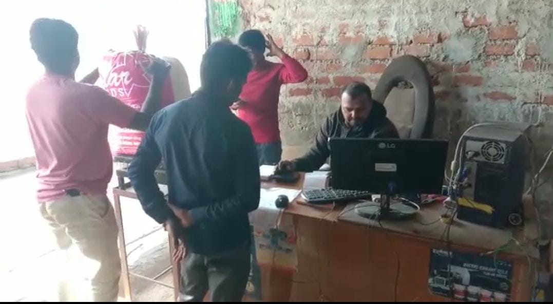 कृषि मंत्री के जिले में ही बिचौलियों के हाथों आधे दामों पर धान बेचने को मजबूर किसान