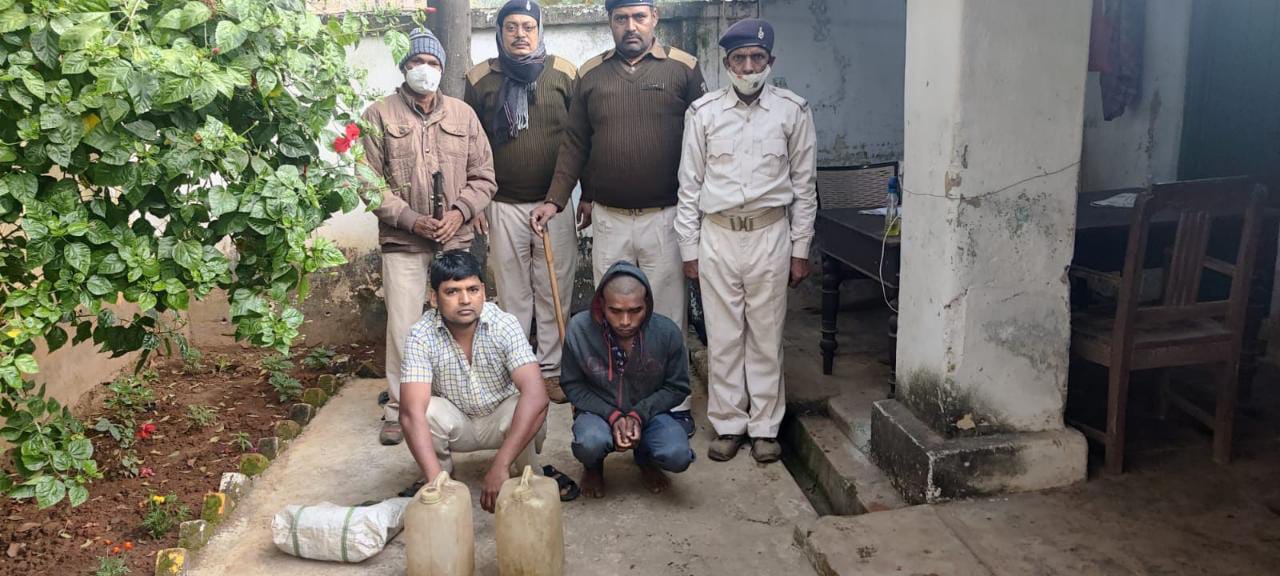 अवैध शराब और 300 किलो जावा महुआ के साथ दो गिरफ्तार