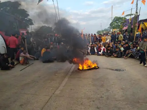 एक साथ चार मंदिरों में प्रतिमा क्षतिग्रस्त!  रांची-डाल्टेनगंज मार्ग पर प्रर्दशन, सीनियर एसपी और डीसी को बुलाने की मांग