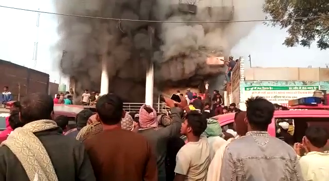 छह दुकानों में लगी भीषण आग, 15 दमकल वाहनों ने पाया आग पर काबू