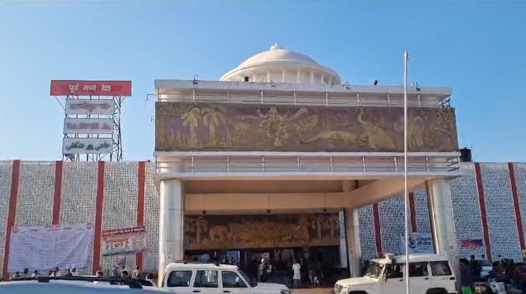 महापर्व छठ को लेकर रेल महाप्रबंधक ने हाजीपुर जंक्शन का लिया जायजा, नशाखुरानी गिरोह पर विशेष नजर रखने का दिया निर्देश