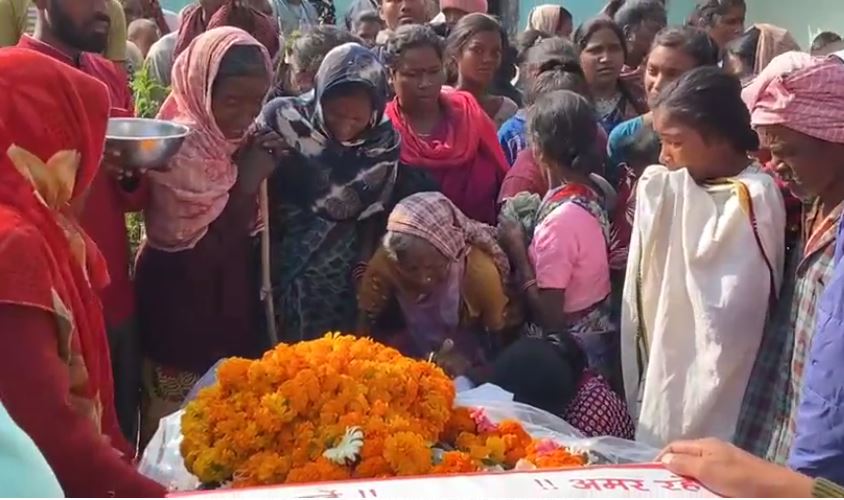गुमला: घाघरा के शहीद जवान संतोष उरांव को श्रद्धांजलि देने उमड़ी लोगों की भीड़, परिवार वालों का रो-रो कर बुरा हाल 