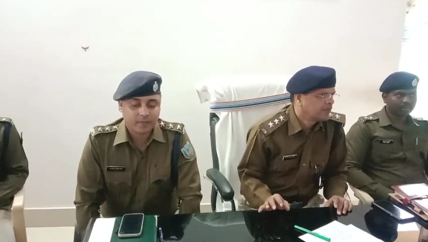 मधुपुर स्टेशन से दो टीटीई अवैध वसूली करते रंगे हाथ धराये, रेलवे विजिलेंस टीम ने पूछताछ के बाद छोड़ा