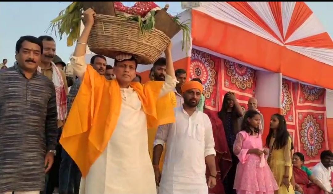 छठ महापर्व पर लोगों में दिख रहा है उत्साह, एक तरफ लालू महापर्व पर पटना लौटे, तो दुसरी ओर नित्यानंद राय माथे पर दउरा लेकर पहुंचे घाट