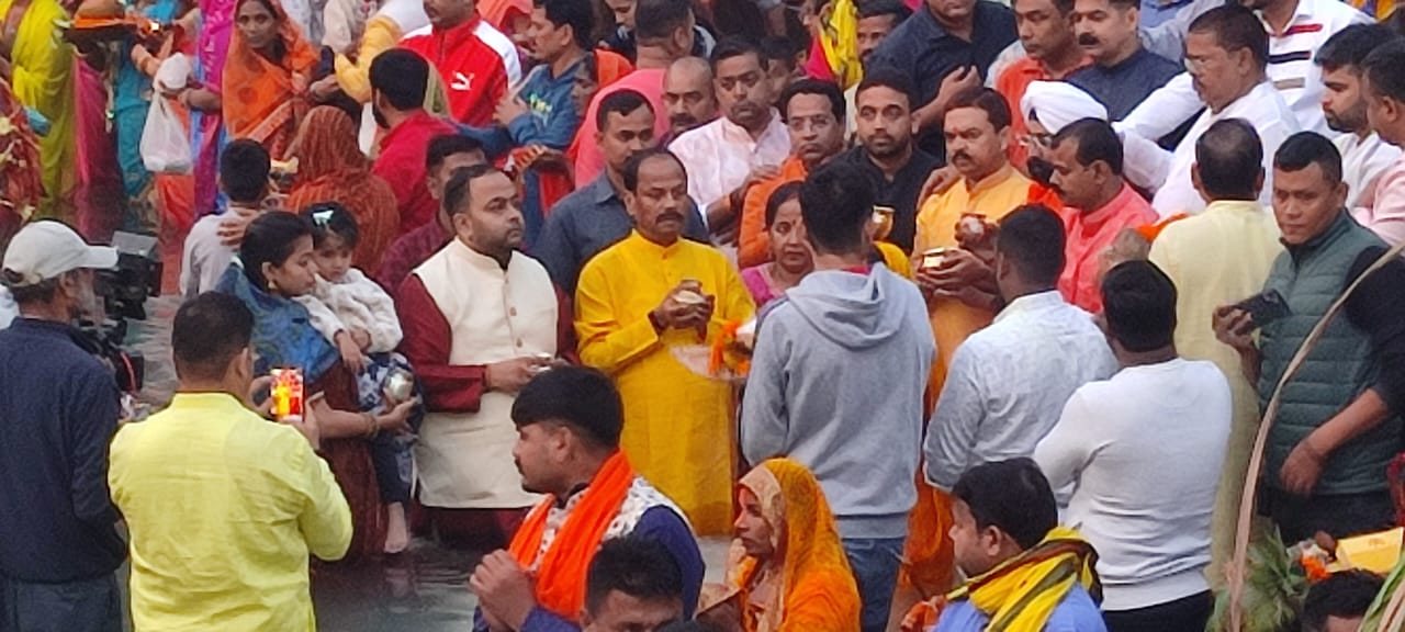 जमशेदपुर: उदीयमान सूर्य को अर्घ्य देने के साथ ही महापर्व का समापन,ओडिसा के राज्यपाल रघुवर दास ने सूर्य देवता से मांगा ये आशीर्वाद