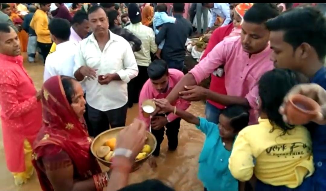 लोक आस्था का महापर्व छठ संपन्न, उदीयमान सूर्य को अर्घ देने के बाद व्रतियों ने तोड़ा 36 घंटे का उपवास