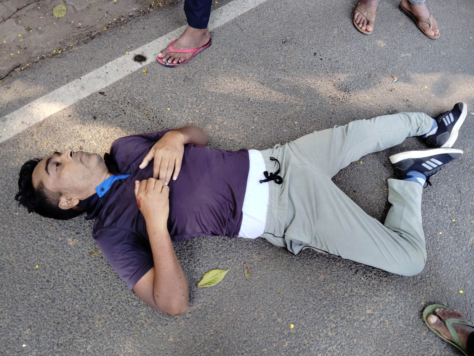 दुमका:मार्निंग वॉक पर निकले BSNL के एसडीओ को अज्ञात वाहन ने मारा धक्का, गंभीर हालत में अस्पताल में भर्ती