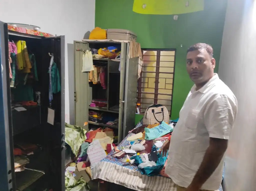 जमशेदपुर: पशुपालन विभाग के सहायक के घर ज्वेलरी सहित लगभग 21 लाख की चोरी, बेहोशी का स्प्रे सूंघाकर चोरों ने घर को लूटा, पढ़ें पूरा मामला   