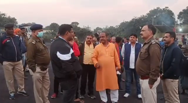 झरिया में सिंह मेंशन और रघुकुल समर्थकों में झड़प, प्रशासनिक अमला पहुंचने पर भागे समर्थक