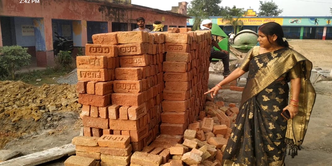 जिप अध्यक्ष ने गोमिया प्लस टू उच्च विद्यालय के निर्माण कार्य का किया निरीक्षण, कार्य की गुणवत्ता पर खड़ा किया सवालिया निशान