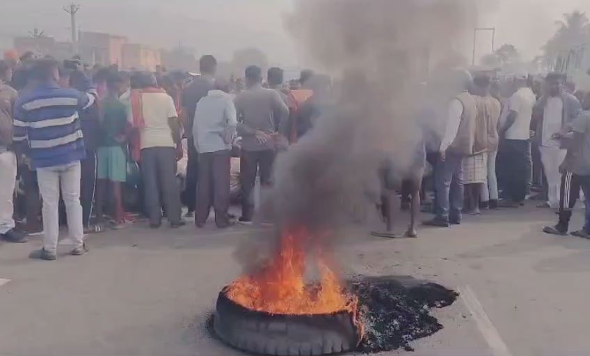 जमशेदपुर: अनियंत्रित टेलर ने किसान को रौंदा, आक्रोशित ग्रामीणों ने टायर जलाकर किया एनएच- 33 जाम