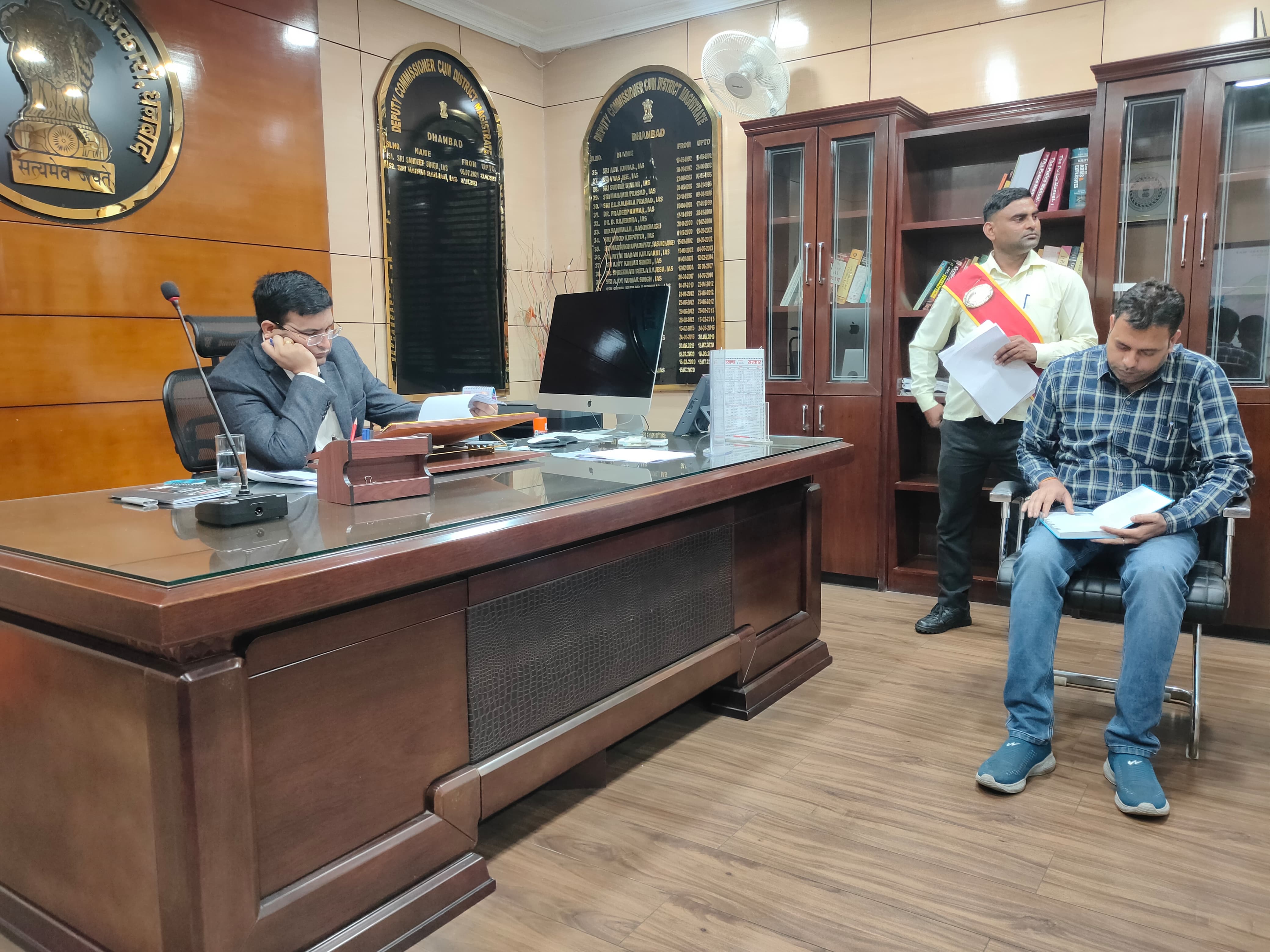 DHANBAD: जनता दरबार में अवैध कब्जे की शिकायतों का पुलिंदा,अपर समाहर्ता का सूची बना कार्रवाई का आदेश