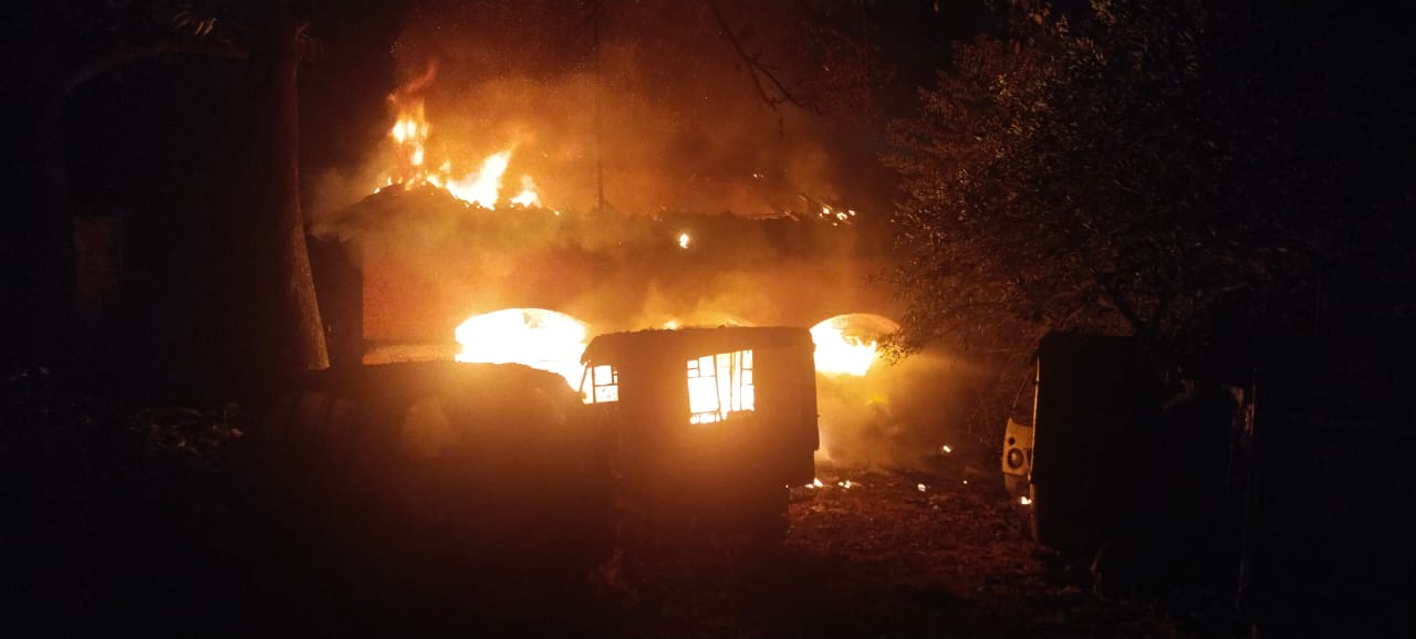 BREAKING -धनबाद एसएसपी कार्यालय परिसर में स्थित धनबाद थाना के अहाते में भड़की आग ,पहुंचे तीन दमकल 