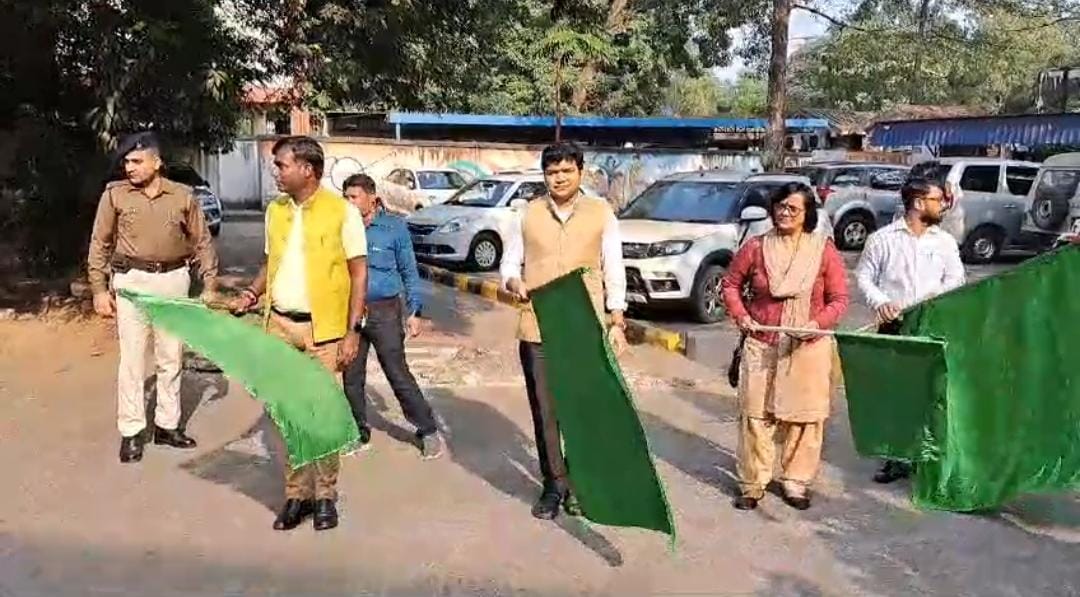 जमशेदपुर: आपकी सरकार आपके द्वार की दूसरी पारी की शुरुआत, उपायुक्त ने हरी झंडी दिखाकर जागरूकता रथ किया रवाना   