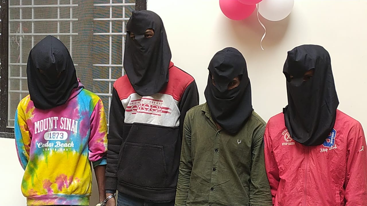 दुमका में बढ़ा चोरों का आतंक! पुलिस ने दो चोरी के मामलों का किया खुलासा, 4 गिरफ्तार, पढ़ें, क्या होगा पुलिस का अगला कदम