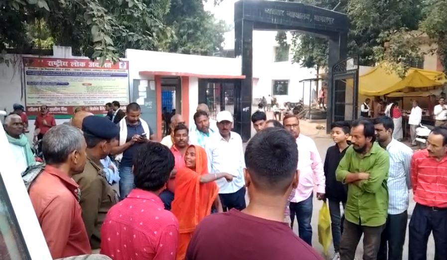 भागलपुर में बीच सड़क सास और दामाद के बीच घंटों चला हाई वोल्टेज ड्रामा, लोगों की जुटी भीड़,जानिए पूरा मामला 