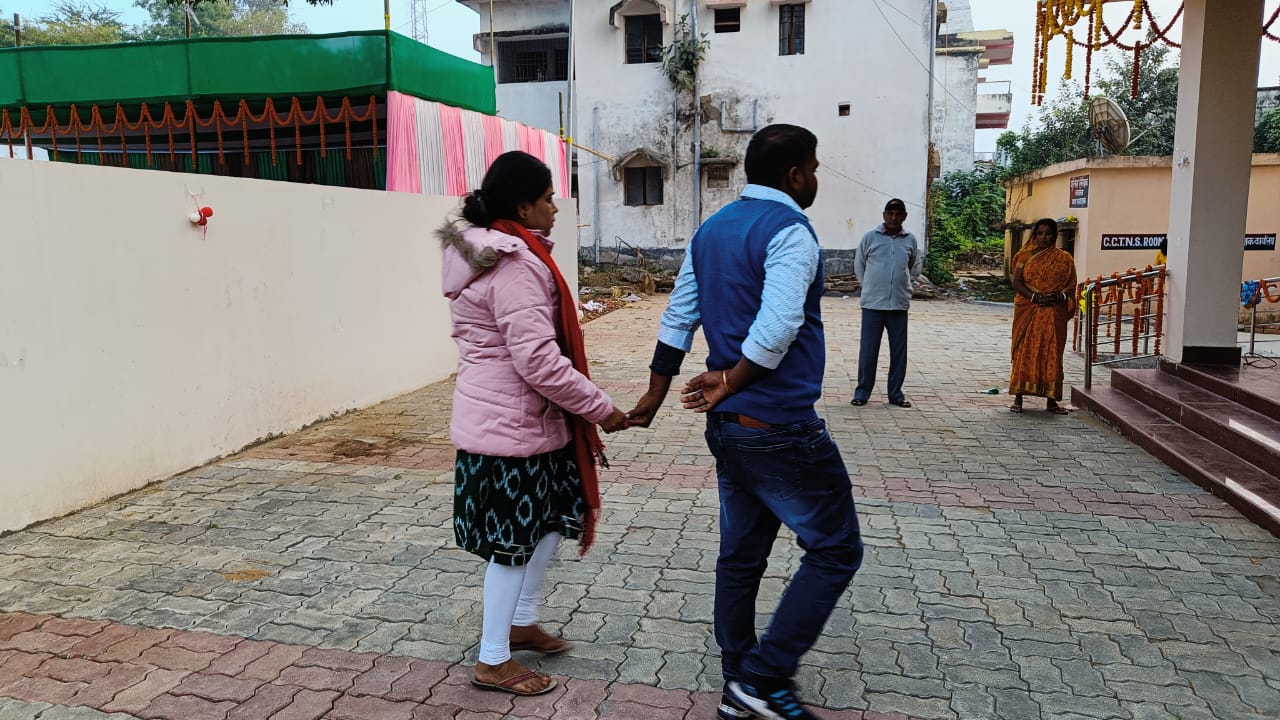 घर से फरार लड़की अपने आशिक के साथ पकड़ायी, पुलिस करेगी कोर्ट में पेश