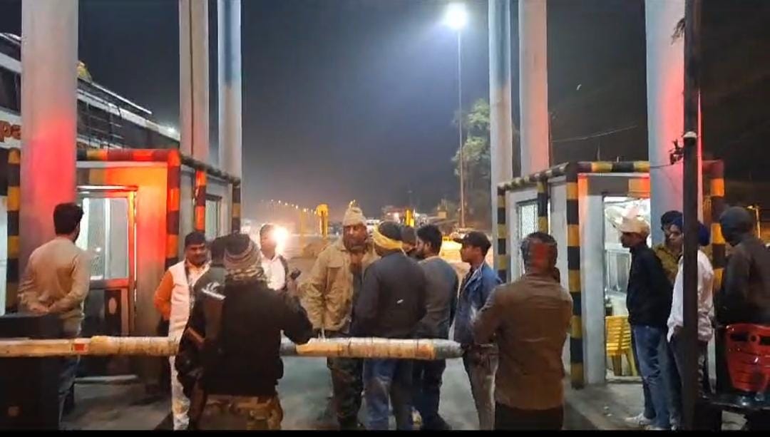 गिरिडीह: कुलगो टोल प्लाजा कर्मियों की गुंड़ागर्दी! स्थानीय लोगों से भी करते हैं टोल की वसूली, नहीं देने पर मारपीट को उतारु