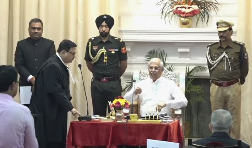 पटना हाई कोर्ट के नए जस्टिस विवेक चौधरी को राज्यपाल ने दिलाई शपथ, कई गणमान्य रहे मौजूद 