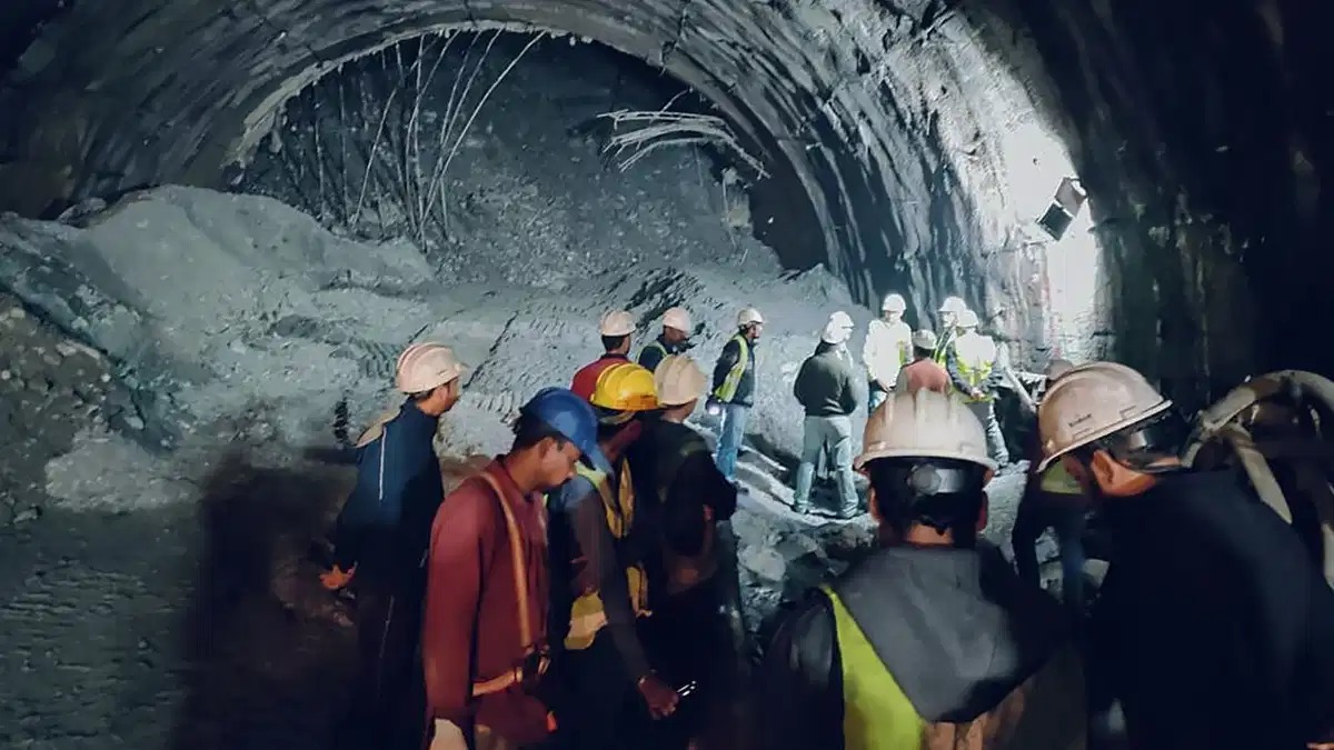 उत्तराखंड टनल हादसा : ज़िंदगी और मौत से लड़ाई लड़ रहे रांची के मजदूर! घर में पसरा सन्नाटा