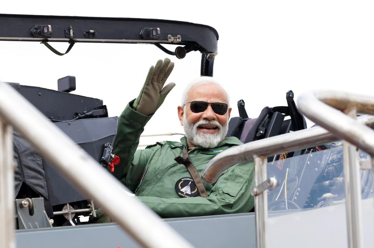 पीएम मोदी ने भरी तेजस की उड़ान, एयरोनॉटिकल इंजीनियर को दी बधाई 