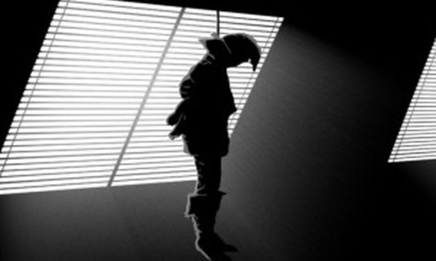 गिरिडीह : इंटर की छात्रा ने फांसी लगा कर की आत्महत्या, पड़ोसियों ने दरवाजा तोड़ा तो फंदे से झूलता मिला शव