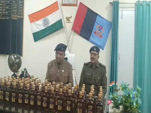 झारखंड से बिहार ले जा रहे थे विदेशी शराब, पुलिस ने बीच में किया गिरफ्तार