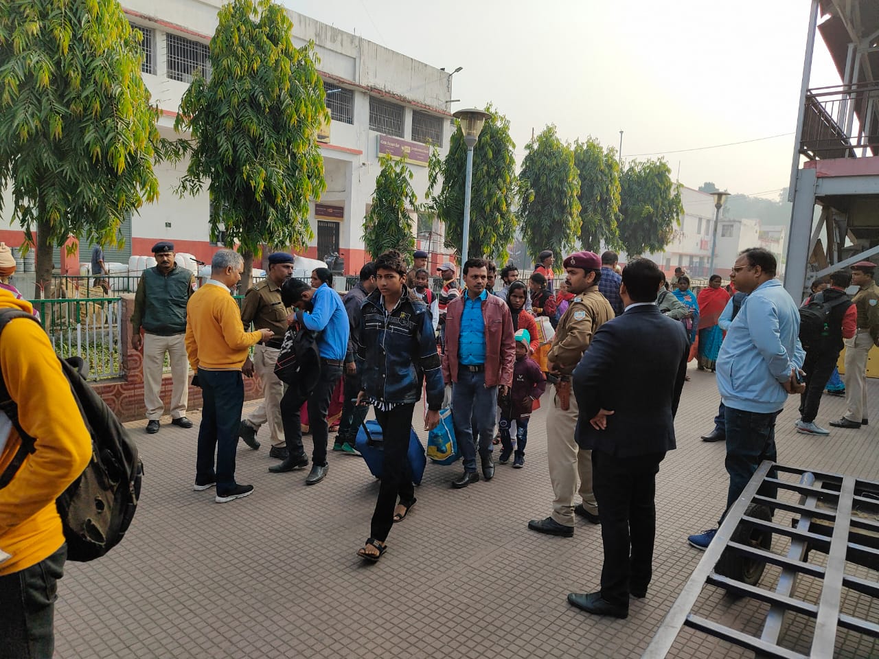 DHANBAD!!एक दिन की जाँच में रेलवे को मिले 55,360 रुपये ,जानिए खबर का डिटेल्स