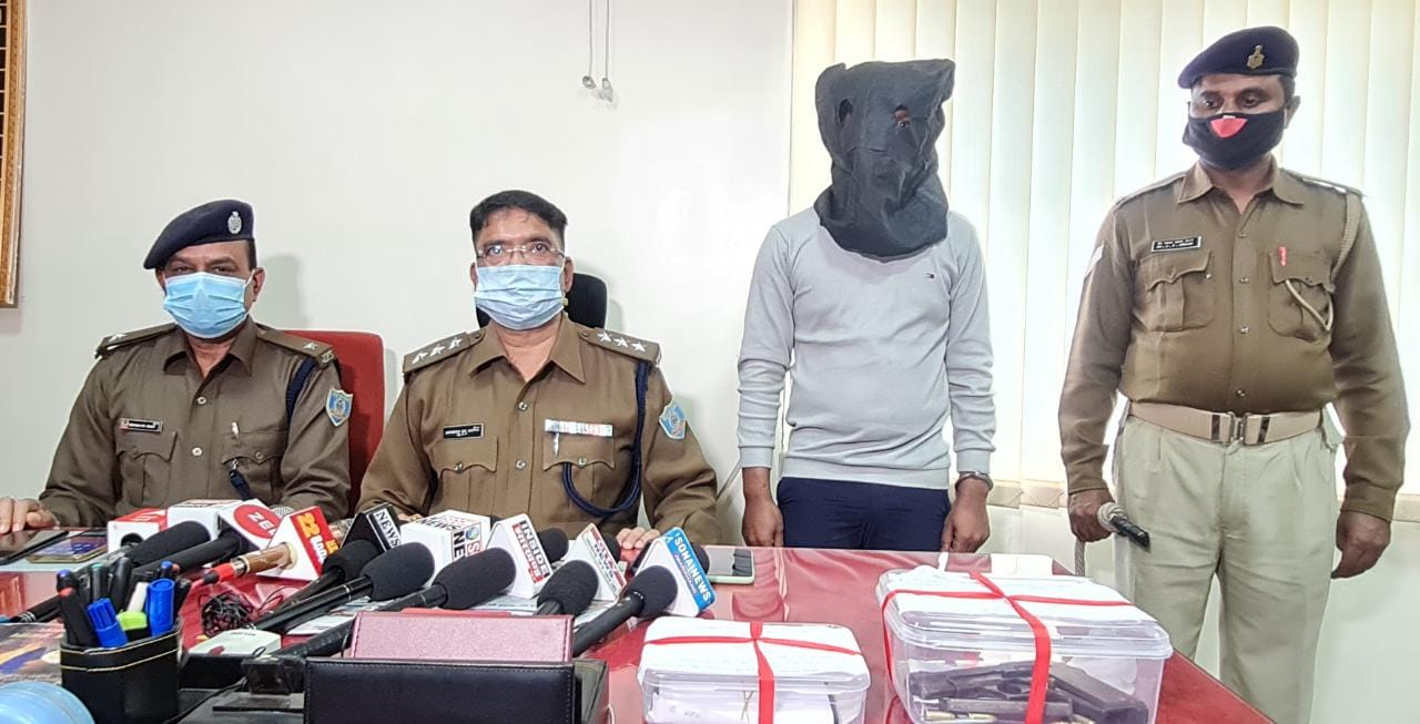 अपराध की योजना बना रहे अपराधियों की धर पकड़ के लिए छापेमारी, हथियार के साथ एक धराया