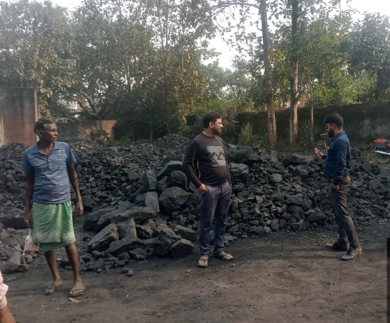 DHANBAD!!कानपुर के लिए लोड हो रहा था कोयला कि डीसी के निर्देश पर पड़ गया छापा,हुआ केस