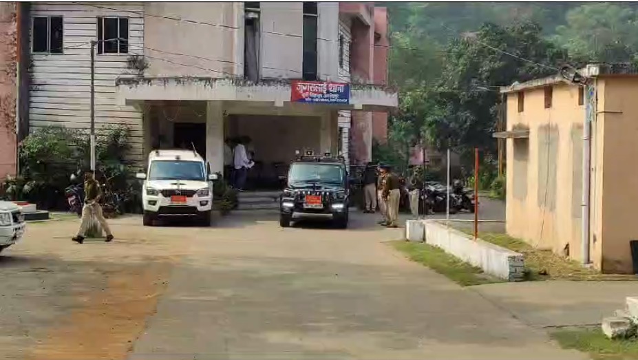 जमशेदपुर : फेक इंस्टाग्राम आईडी बनाकर ठगी करने वाले तीन साइबर अपराधी गिरफ्तार, नगद और लाखों के जेवरात बरामद