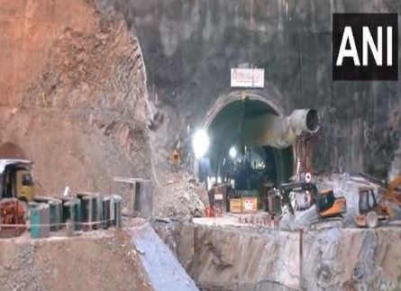 उत्तरकाशी सुरंग में मजदूरों की जिंदगी से जंग जारी, जिंदा बाहर निकलने की उम्मीदें बरकार  