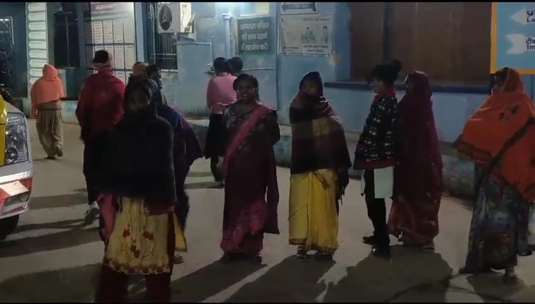 समस्तीपुर: जमीनी विवाद में सौतले भाई के बेटे की गोली मारकर हत्या, पोस्टमार्टम नहीं होने पर परिजनों ने जमकर काटा बवाल, पढें क्या है मामला