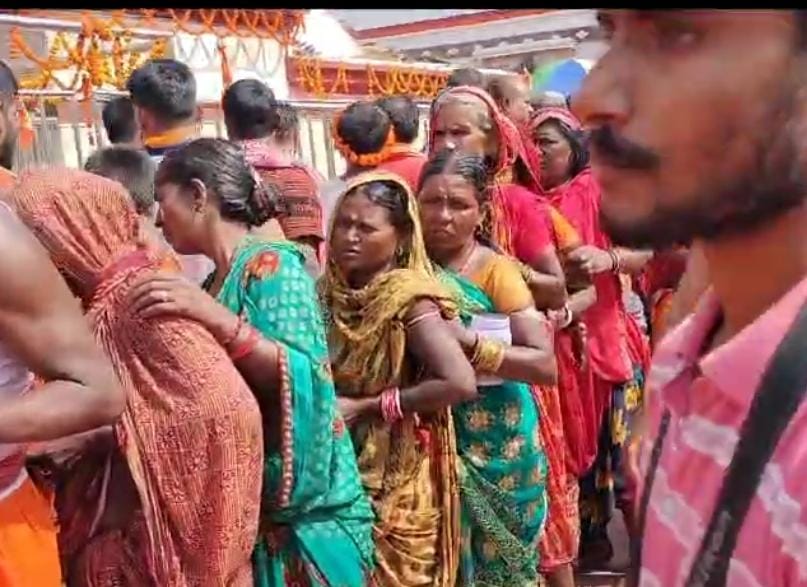 कार्तिक पूर्णिमा पर बाबा मंदिर में उमड़ी भक्तों की भीड़, शिवगंगा में आस्था की डुबकी लगाने वालों का तांता