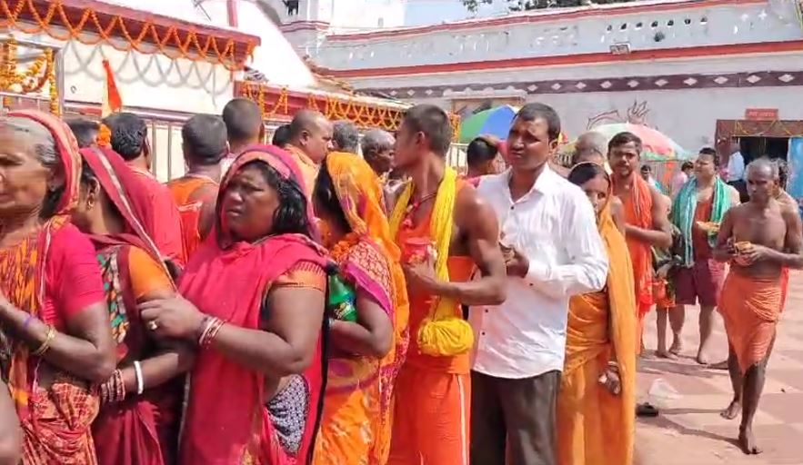 कार्तिक पूर्णिमा पर बासुकीनाथ धाम में शिवभक्तों  ने नागेश्वर ज्योतिर्लिंग का किया जलाभिषेक