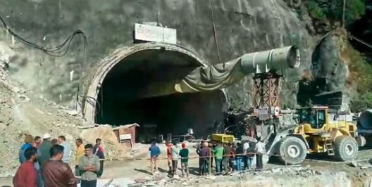 Uttarakhand Tunnel Collapse Update:-उत्तरकाशी टनल में फंसे 41 मजदूरों की जान बचाने के लिए जद्दोजहद जारी, पीएम मोदी के प्रमुख सचिव भी पहुंचे  