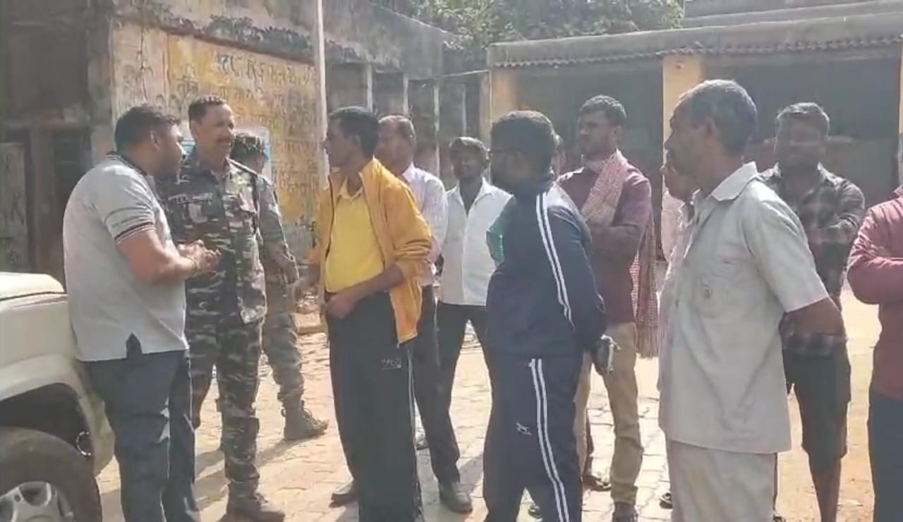 गिरिडीह:फैक्ट्री की दीवार गिरने से एक मजदूर की दबकर मौत, परिजनों का रो-रोकर बुरा हाल