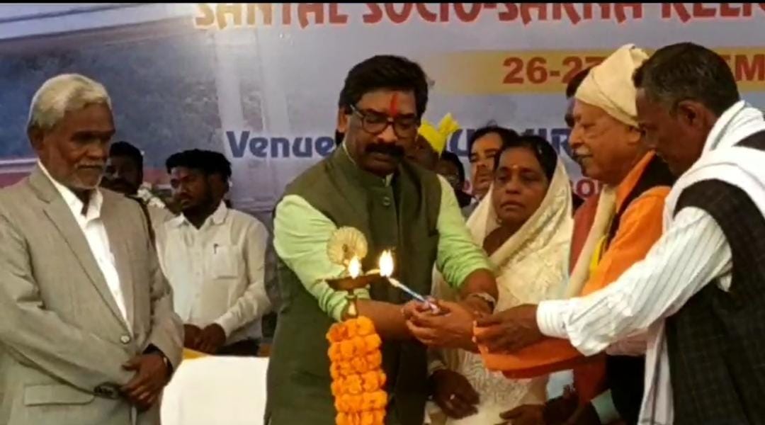 बोकारो:अंतराष्ट्रीय सरना धर्म महासम्मेलन में शामिल हुए सीएम हेमंत सोरेन, संथाली भाषा में किया संबोधित, जानें कौन-कौन सी योजनाओं पर की बात