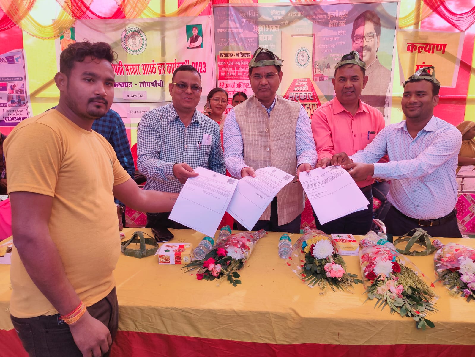 धनबाद: किसी को ऑन स्पॉट मिल रही पेंशन की स्वीकृति तो कोई पा रहा साइकिल के लिए चेक