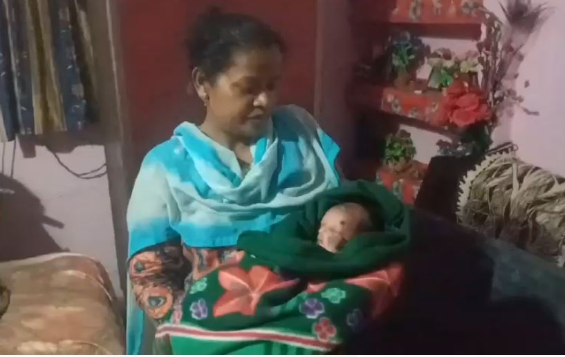 जमशेदपुर: स्वर्णरेखा नदी किनारे कपड़े में लिपटा मिला नवजात शिशु, देखने के लिए लोगों की उमड़ी भीड़